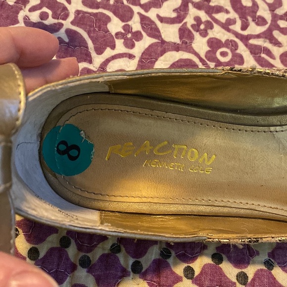 Kenneth Cole Reaction gold snakeskin flats size 8. - Picture 6 of 11